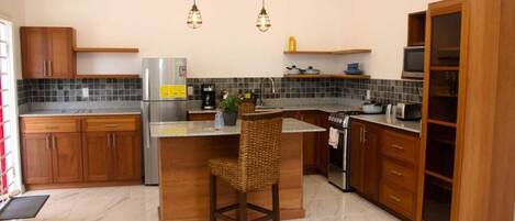 Køleskab, mikrobølgeovn, ovn, kogeplade