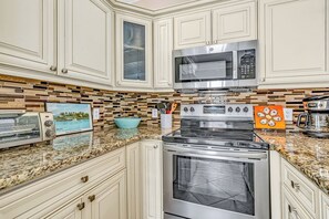 ثلاجة، ميكروويف، فرن، موقد طهي مسطح