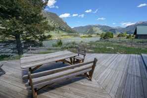 Outdoor dining - Pagenkopf House on the Madison River (Cameron)