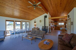 Smart TV, fireplace - Pagenkopf House on the Madison River (Cameron)