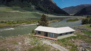 A modern cabin by a river with a clear view of the surrounding mountains. - Pagenkopf House on the Madison River (Cameron)