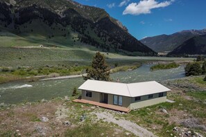 Exterior - Pagenkopf House on the Madison River (Cameron)