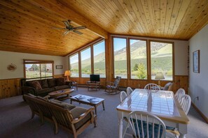 Smart TV, fireplace - Pagenkopf House on the Madison River (Cameron)