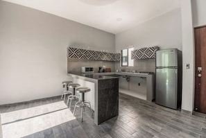 Refrigerador, microondas, cafetera y tetera y utensilios de cocina