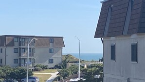 A residential area with modern buildings, a clear sky, and a view of the sea. - Beautiful Southwinds condo, oceanfront community with two pools and beach access (Atlantic Beach)