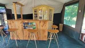 Eine Holztheke mit einem Schild, auf dem