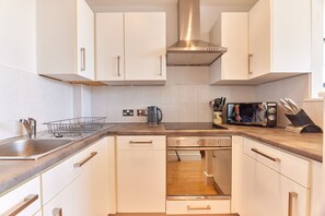 Kühlschrank, Mikrowelle, Ofen, Geschirrspüler