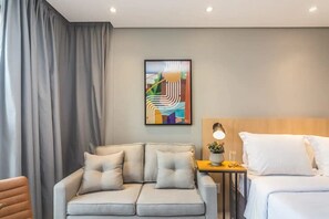 Deluxe Studio Suite | Living area | 43-inch Smart TV with digital channels, TV - Cozzy Suítes Paraíso Hotel (São Paulo)