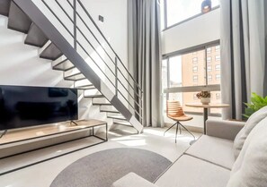 En 43-tommers smart-TV med digitale kanaler samt TV