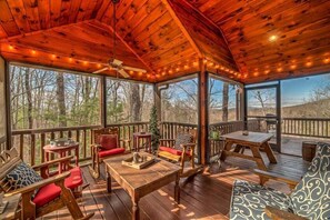 Outdoor dining - Animal Crossings*Near Town*Game Room*4 En Suites (Blue Ridge)