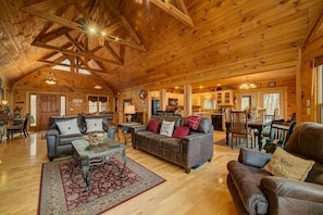 Relax in a spacious cabin-style hotel with a large living area, dining space, and fully equipped kitchen.