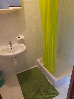 Douche, serviettes fournies