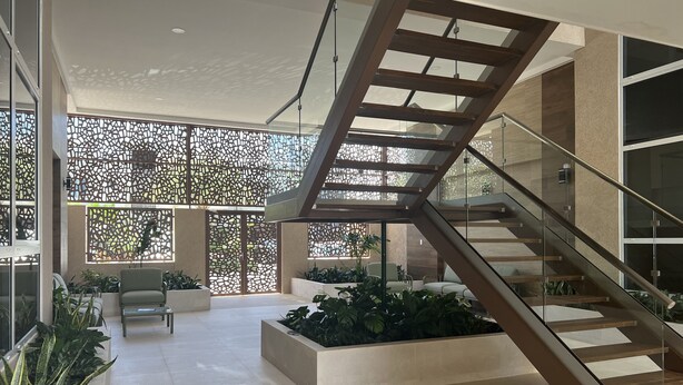 A spacious interior with a modern staircase, large windows, and indoor plants. - Aracari Unit-4 Luxurious NEW Apartment (Noord)