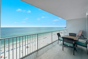 Outdoor dining - Lighthouse 1512 (Gulf Shores)