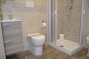 Standard Room | Bathroom | Shower, rainfall showerhead, free toiletries, hair dryer - Karina s Rooms  (Taranto)