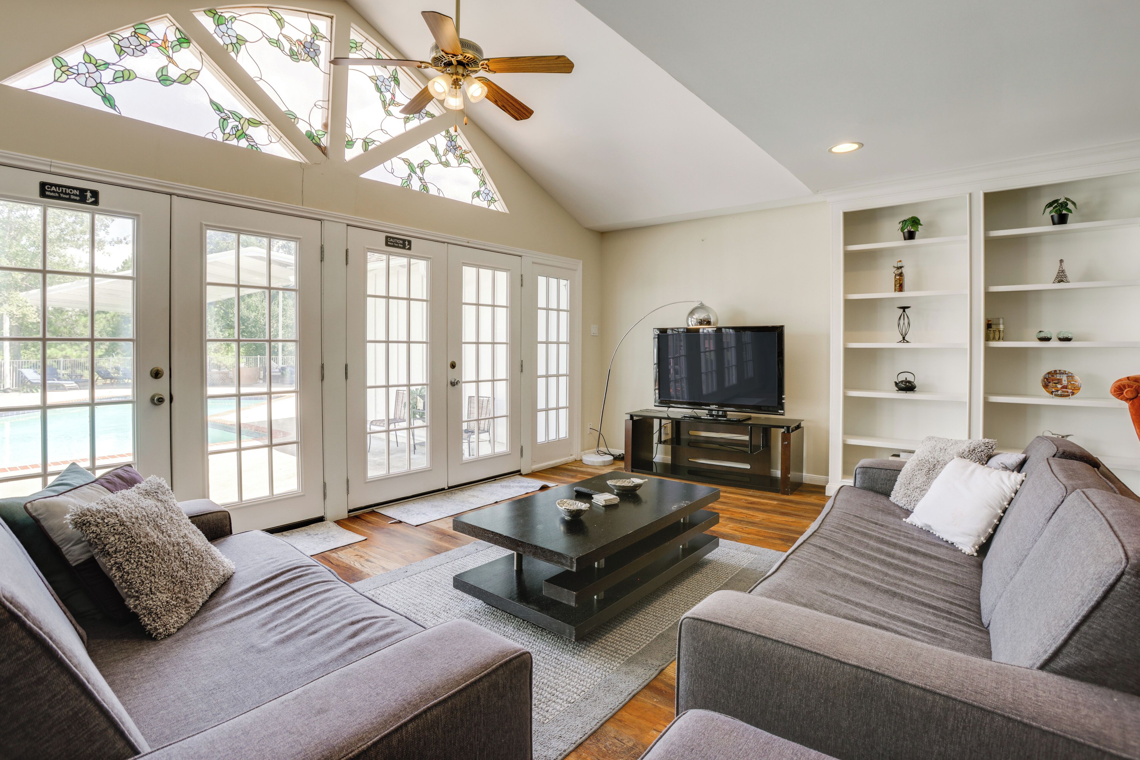 Televisie, een open haard, videospelletjes en tafelvoetbal