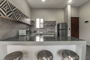 Refrigerador, microondas, cafetera y tetera y utensilios de cocina 