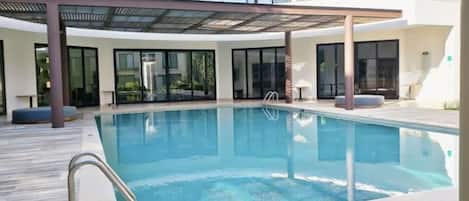 Piscine couverte, piscine extérieure