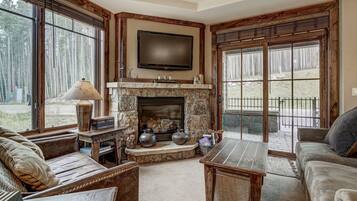 TV, caminetto, lettore DVD