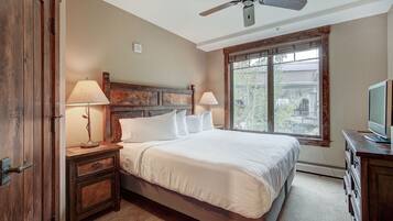 Tabla de planchar con plancha, wifi y ropa de cama