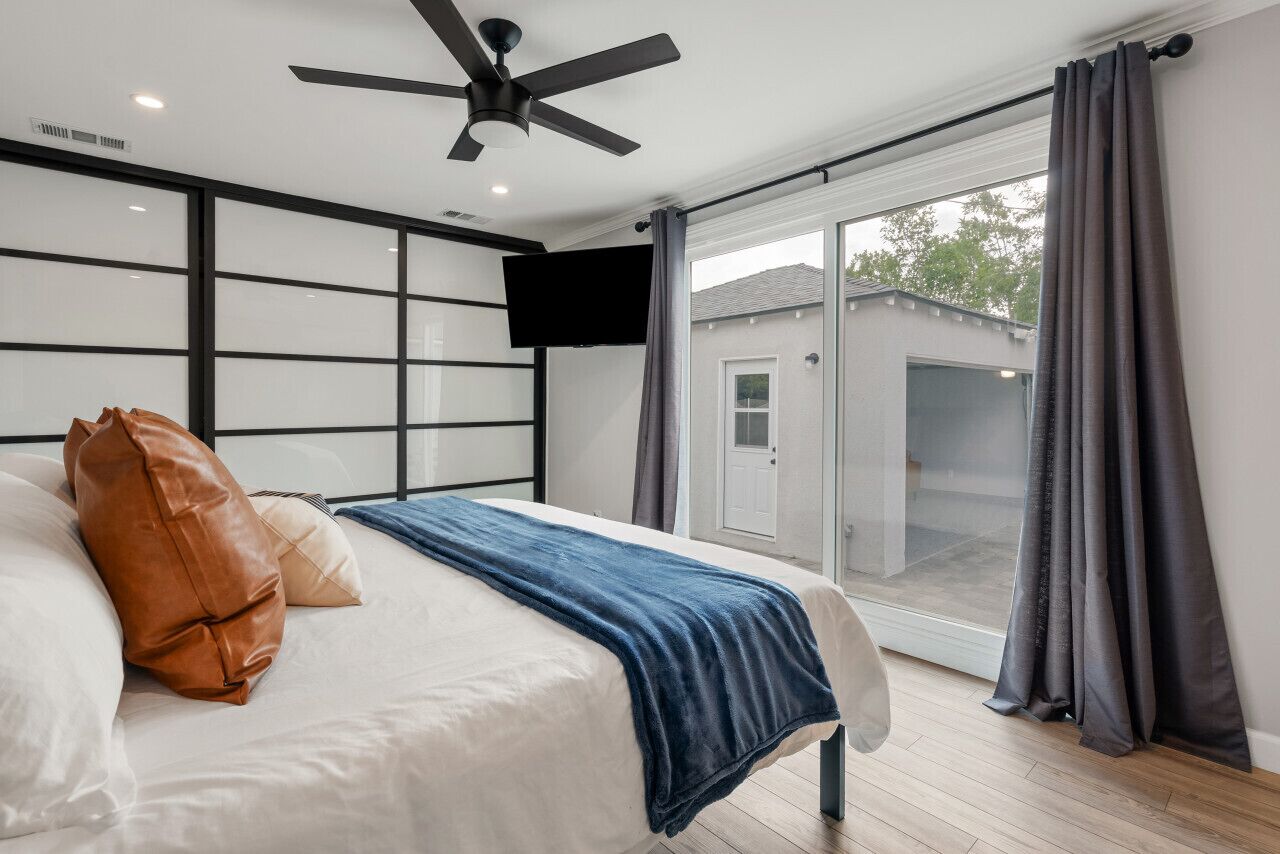 3 bedrooms, desk, iron/ironing board, travel cot