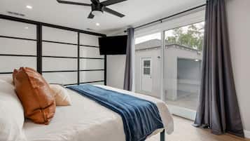 3 bedrooms, desk, iron/ironing board, travel crib