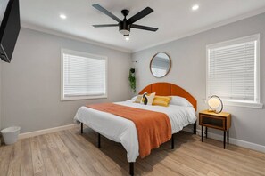 3 slaapkamers, een bureau, een strijkplank/strijkijzer, reisbedje