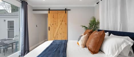 3 chambres, bureau, fer et planche à repasser, lit parapluie