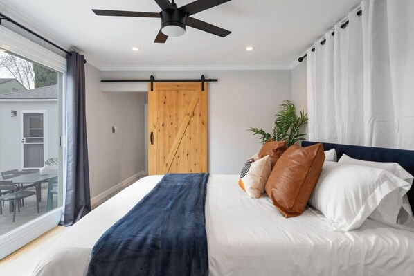 3 室のベッドルーム、デスク、アイロン / アイロン台、旅行用ベビーベッド