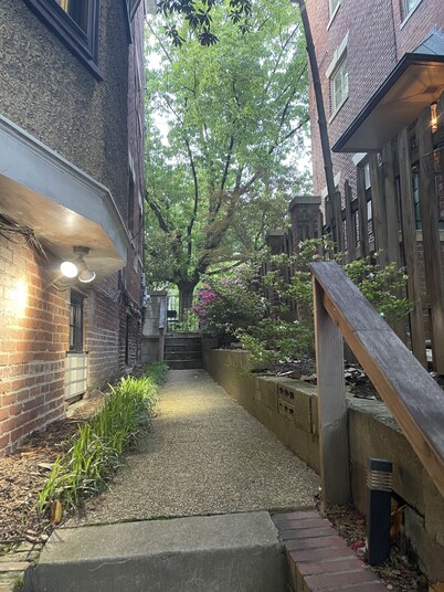 Big and Comfy in Forest Hills\Cleveland Park by the Metro & Zoo! King Size Bed!