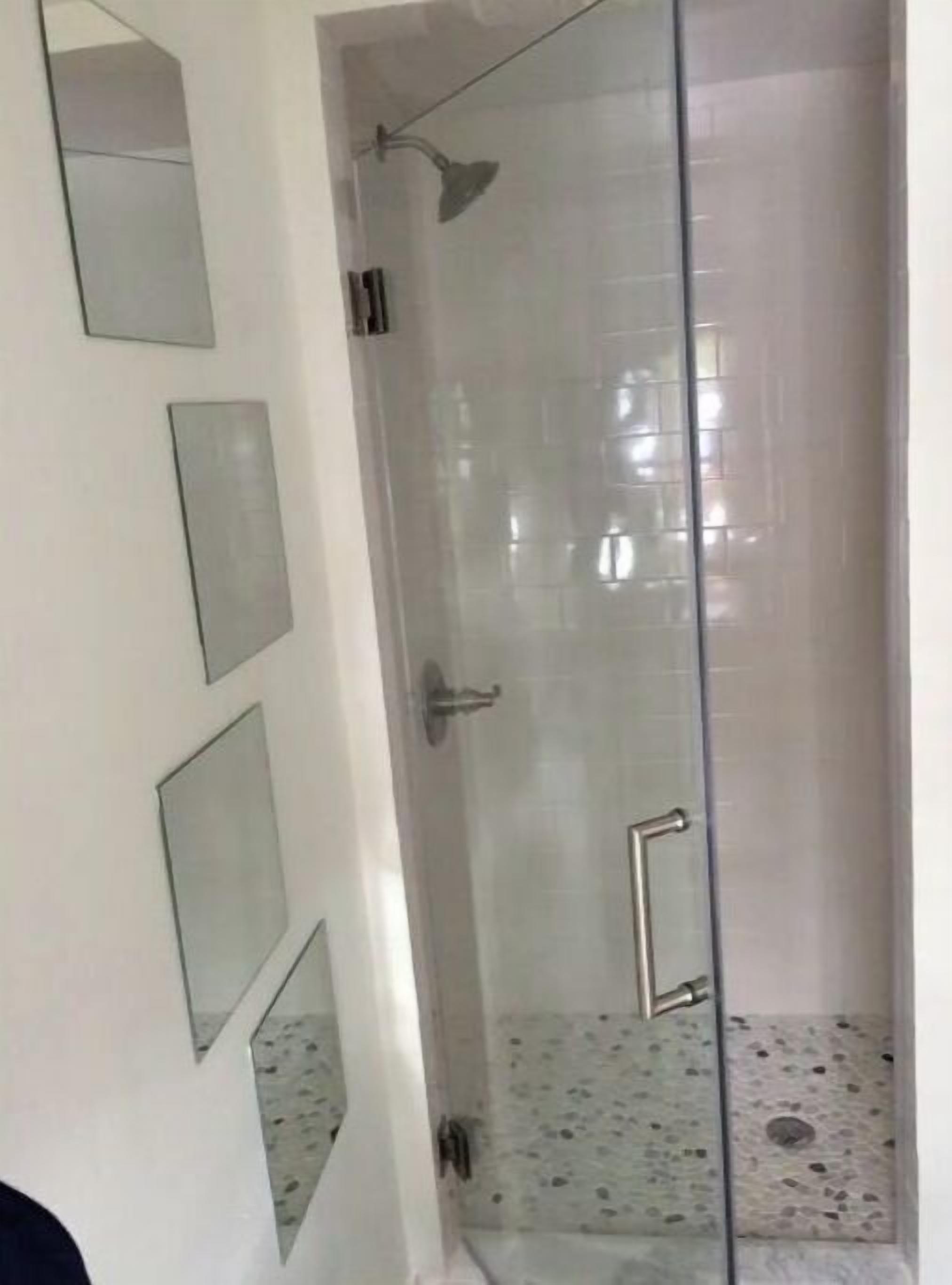 Douche, sèche-cheveux, serviettes fournies, savon