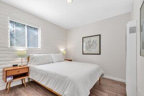 2 slaapkamers, een bureau, een strijkplank/strijkijzer, wifi