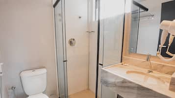 Habitación individual económica | Baño | Regadera, secadora de cabello, toallas