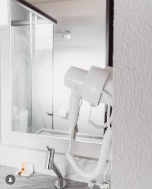 Ducha, secador de pelo, toallas