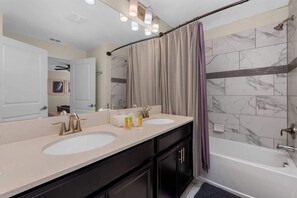 Shower, hair dryer, towels, shampoo - Family home near Disney w/ themed rooms & pool (Four Corners)