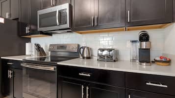 Een koelkast, een microgolfoven, een oven, een kookplaat