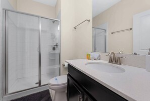 Shower, hair dryer, towels, shampoo - Family home near Disney w/ themed rooms & pool (Four Corners)