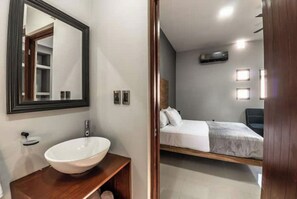 Secadora de cabello, toallas, jabón, shampoo 