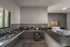 Microondas, cafetera y tetera, utensilios de cocina y condimentos