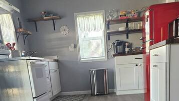 Kjøleskap, mikrobølgeovn, ovn og kokeplater