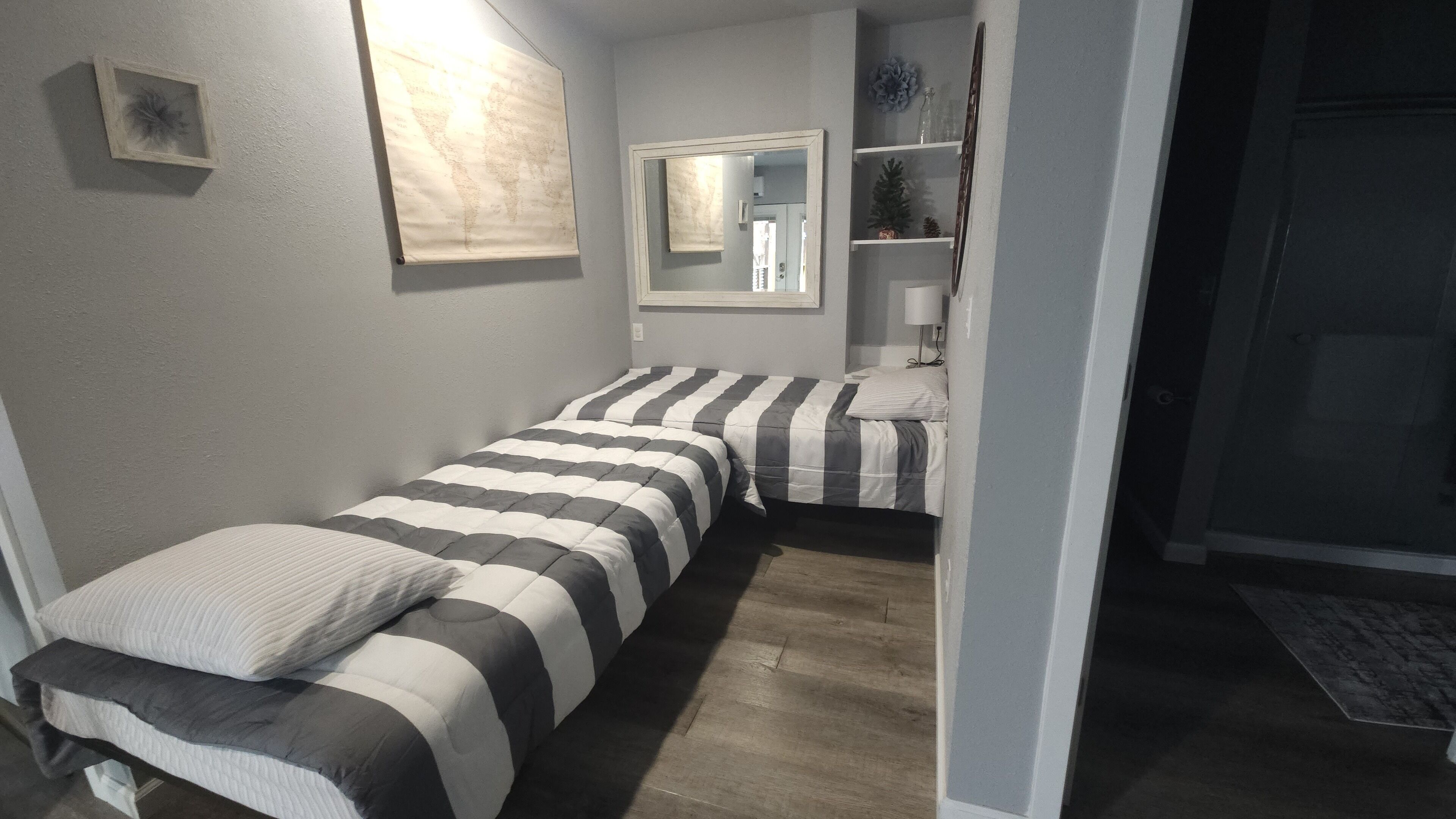 1 slaapkamer, een bureau, een strijkplank/strijkijzer, reisbedje