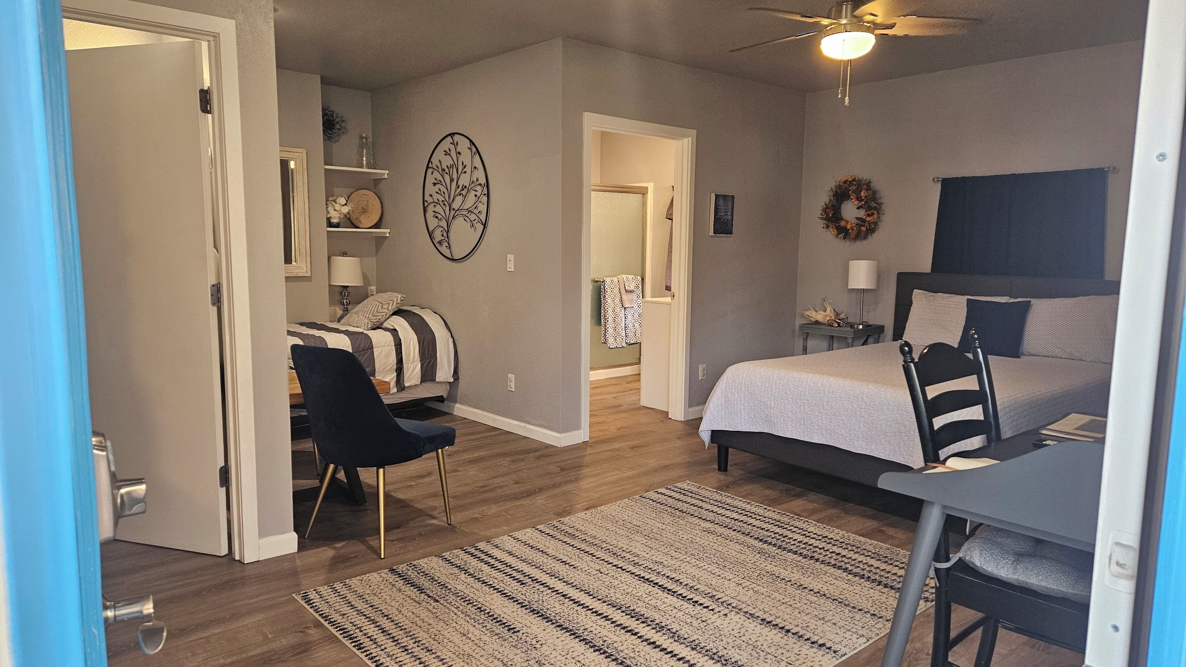 1 habitación, escritorio, tabla de planchar con plancha y cuna de viaje 