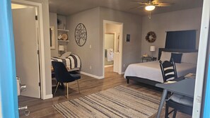 1 غرفة نوم ومكتب ومكواة/لوح كي وسرير سفر