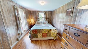 3 bedrooms, iron/ironing board, Internet, bed sheets