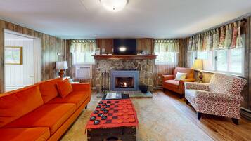 Televisor, llar de foc i futbolí