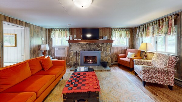 Fernseher, Kamin, Tischfußball