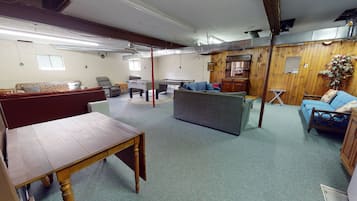 DVD-Player, Tischfußball, Tischtennisplatte