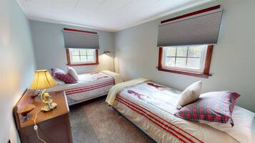 4 bedrooms, iron/ironing board, internet, bed sheets
