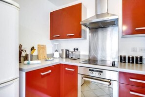 Fridge, microwave, oven, stovetop - Atlantis 1BDR - Netflix (West Midlands)