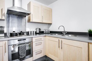 Fridge, microwave, oven, stovetop - Ceaser Modern|WiFi|Netflix (West Midlands)